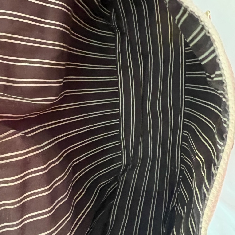 Louis Vuitton messenger bag. Good preloved condition. - Picture 6 of 10